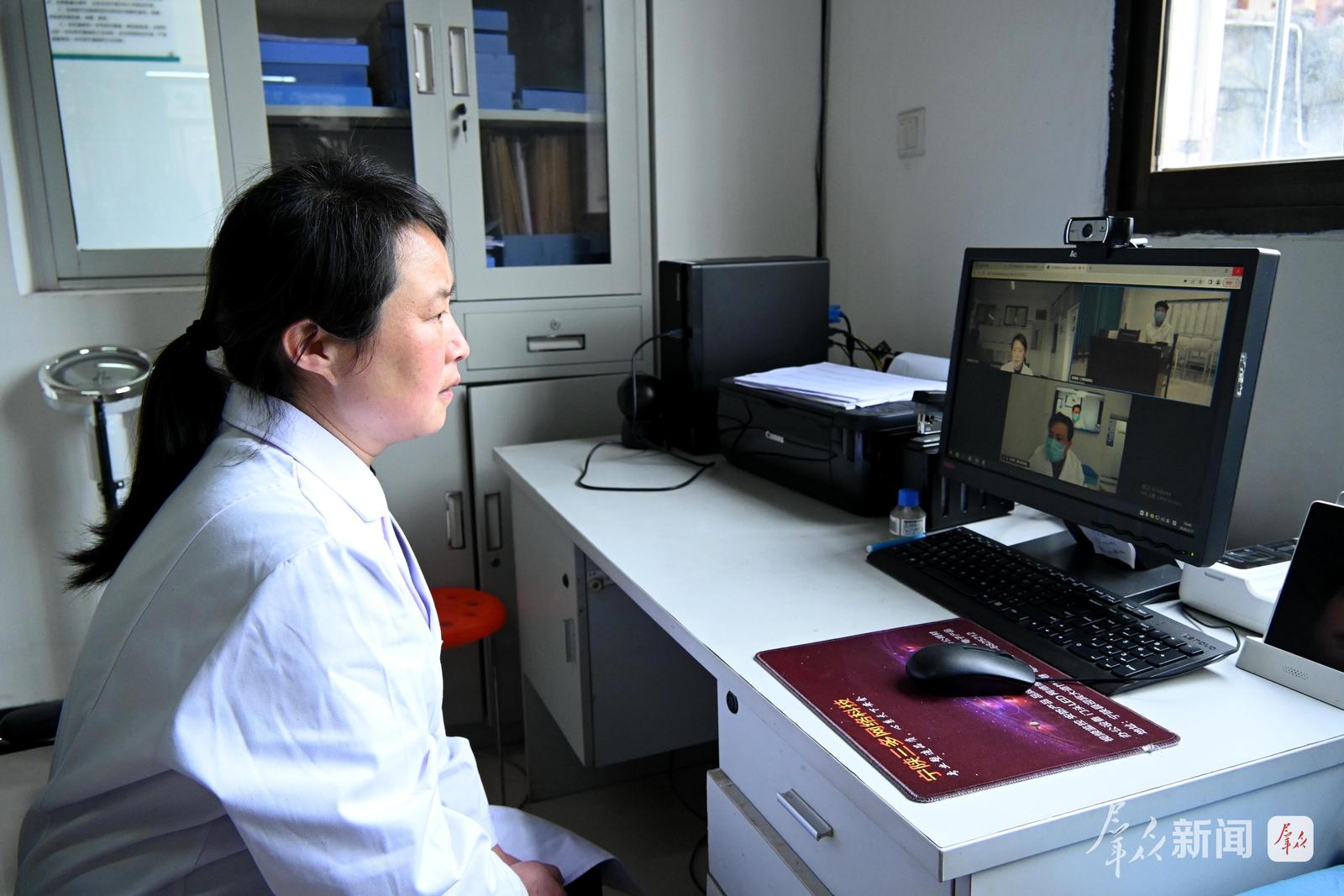 3月18日,宁陕县筒车湾镇海棠园村卫生室,村医正在通过远程会诊系统与宁陕县医院的专家一起为一名高血压患者诊治。