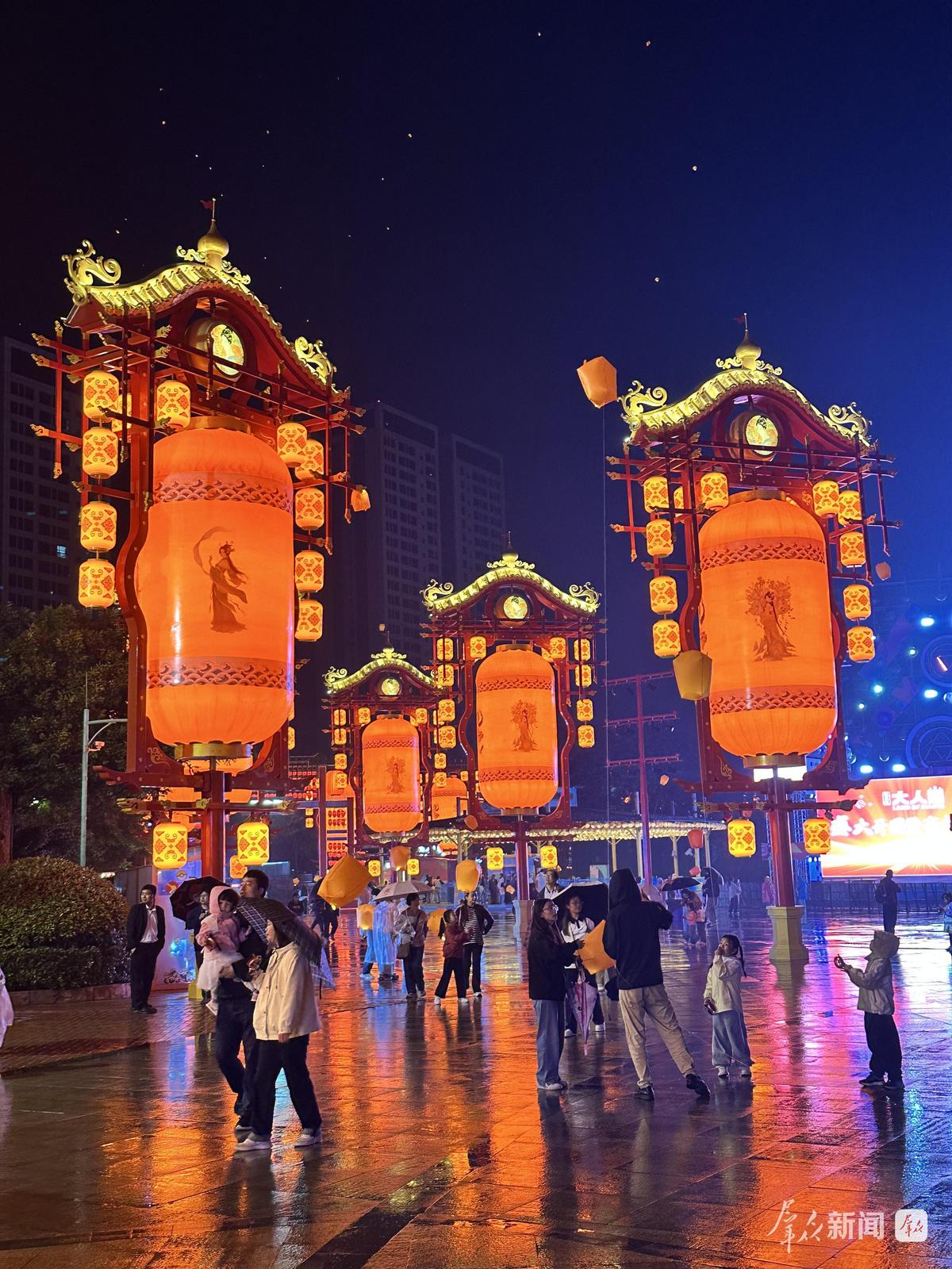 5月1日,镜花缘·大人国主题园区亮灯后,现场华灯璀璨。