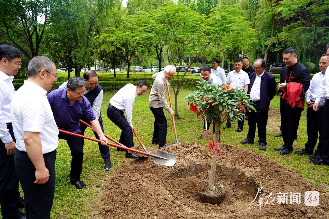 仪式结束后,赵季平前往鄠邑校区景贤园并亲手种下一棵四季桂。