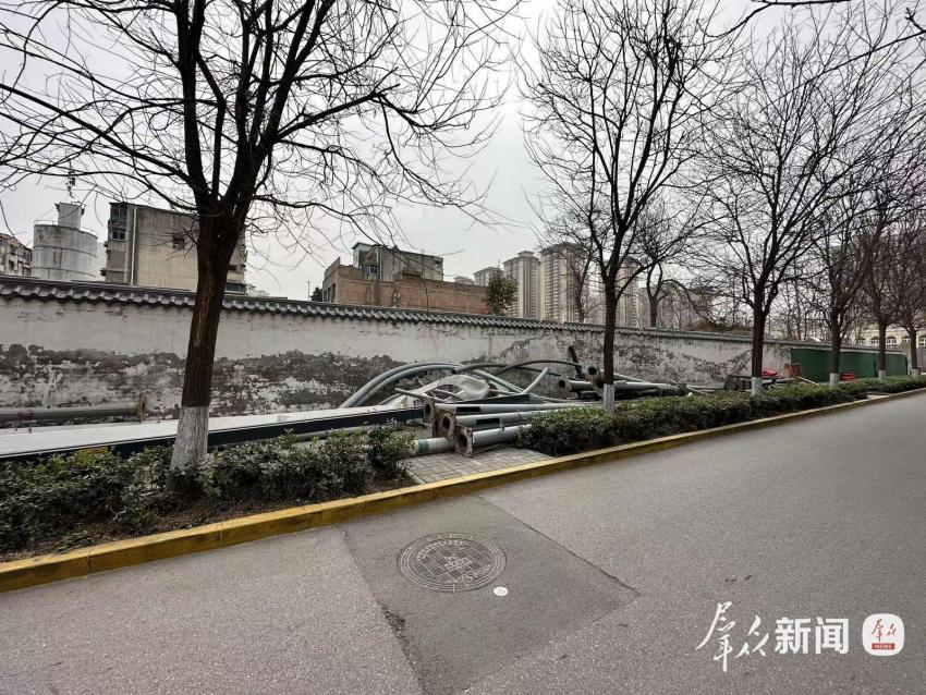 《群众我来帮丨路灯杆“霸占”人行道 市民:不方便 不安全》,2025-03-14 ,来源:群众新闻 配图4