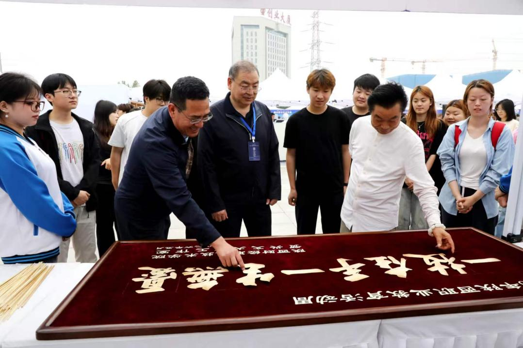 配图1
