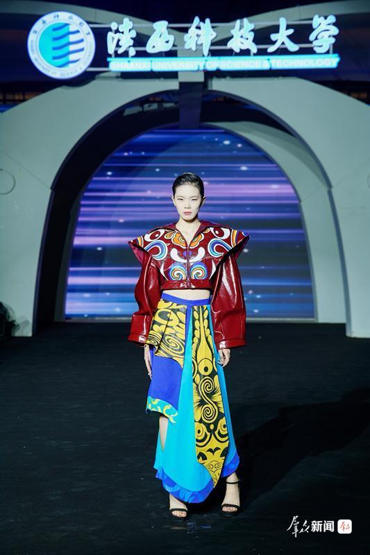 融唐诗文脉 焕非遗新生——陕西科技大学2026届服装毕业大秀精彩上演
