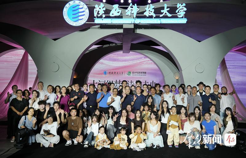 融唐诗文脉 焕非遗新生——陕西科技大学2026届服装毕业大秀精彩上演