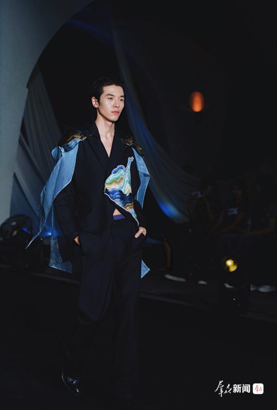 融唐诗文脉 焕非遗新生——陕西科技大学2026届服装毕业大秀精彩上演