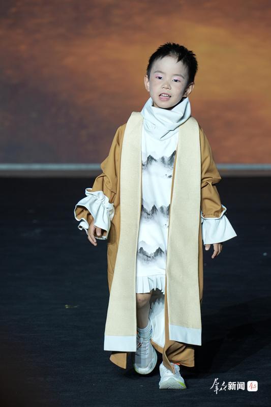 融唐诗文脉 焕非遗新生——陕西科技大学2026届服装毕业大秀精彩上演