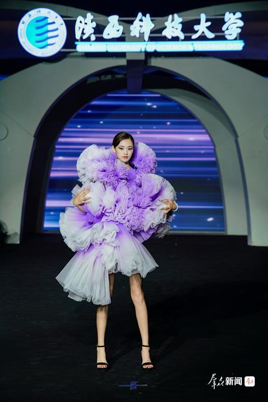 融唐诗文脉 焕非遗新生——陕西科技大学2026届服装毕业大秀精彩上演